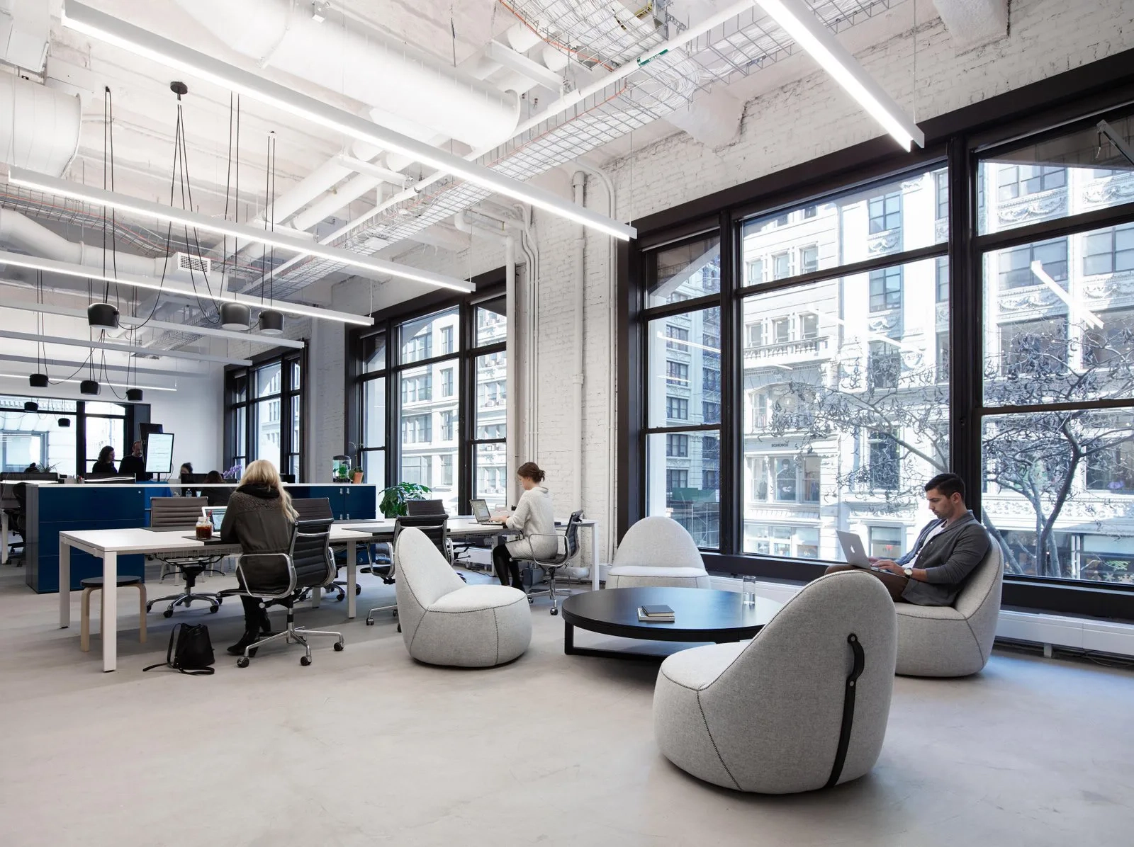 精品大师传媒公司现代化办公环境实景